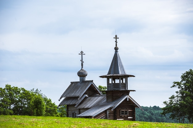 Ilha de Kizhi, Rússia. Antiga arquitetura religiosa de madeira. Paisagem de verão