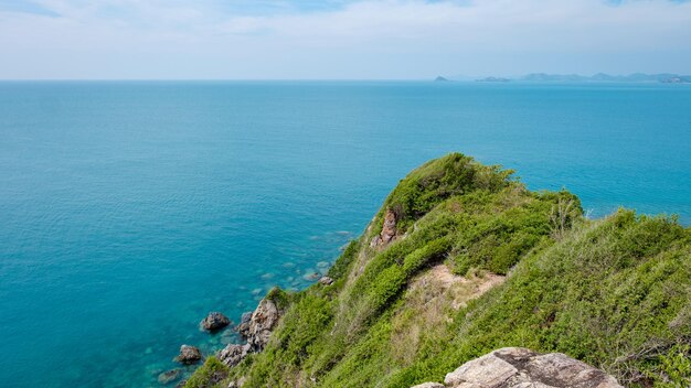 Foto ilha de ko kham sattahip chonburi samaesan tailândia uma ilha tropical na tailândia com um oceano azul