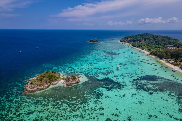 Ilha de Koh Lipe Sul da Tailândia com oceano de cor turquesa e praia de areia branca em Ko Lipe