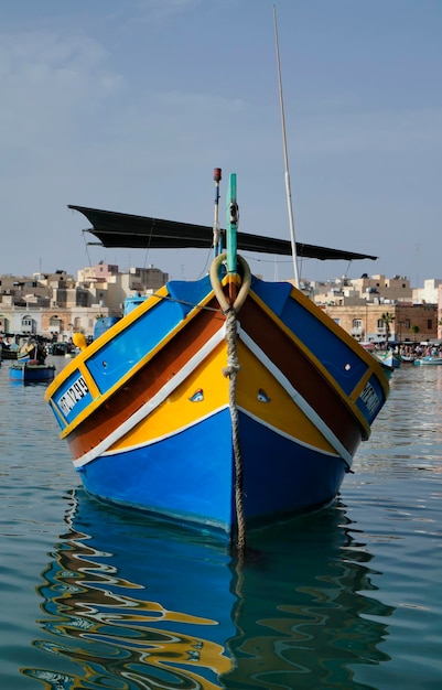 Ilha de malta, marsaxlokk, vista da cidade e barcos de pesca de madeira no porto