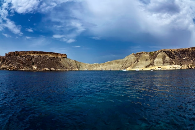 Ilha de Malta, vista da costa rochosa do sul da ilha e da baía de Gnejna