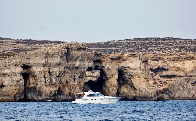 Ilha de Malta, vista da costa rochosa do sul da ilha e um iate de luxo