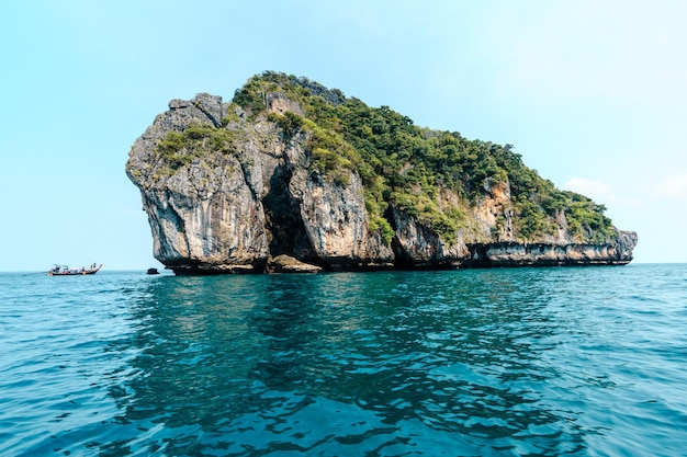 Ilha de montanha rochosa no mar