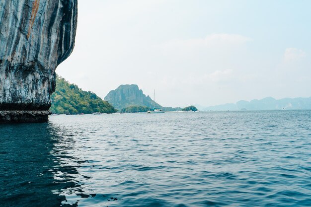 Ilha de montanha rochosa no mar