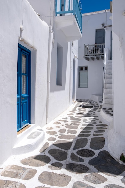 Ilha de Mykonos Aldeia de Chora Cíclades Grécia Edifícios brancos estreito beco de paralelepípedos