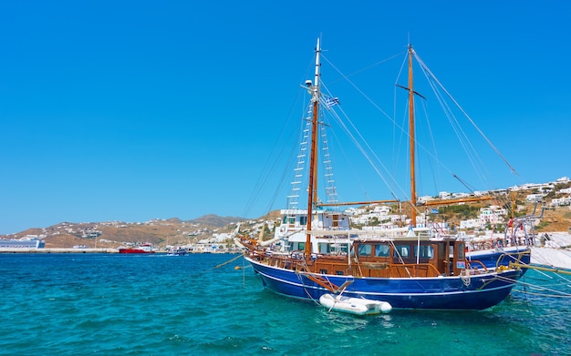 Ilha de Mykonos na Grécia. Navios de turismo no antigo porto