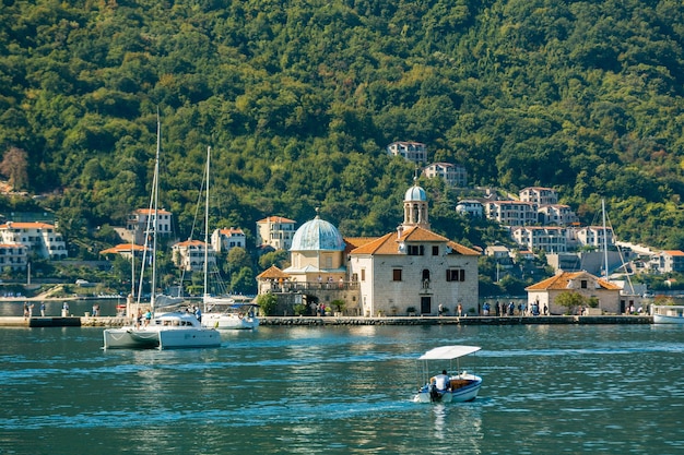 Ilha de Nossa Senhora da Rocha e Igreja na Baía de Boka Kotorska Perast Montenegro