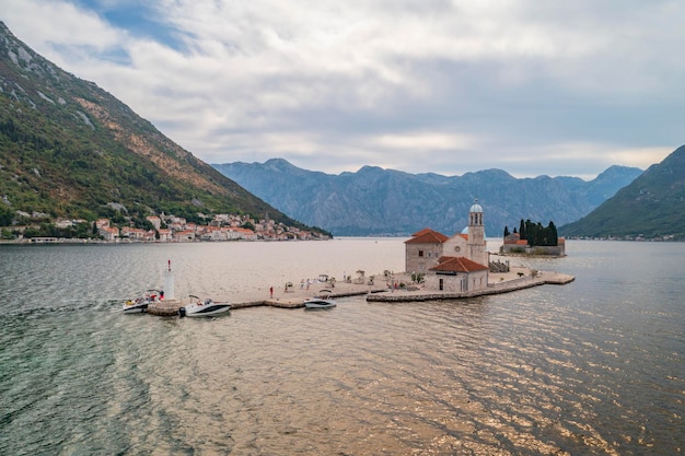 Ilha de Nossa Senhora das Rochas na baía de kotor em montenegro Vista aérea