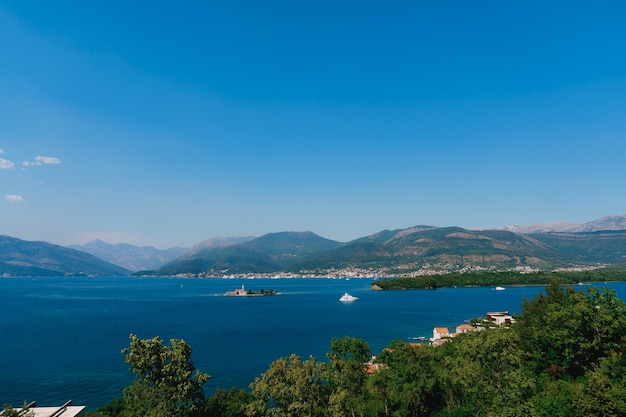 Ilha de otócico gospa na baía turquesa montenegro