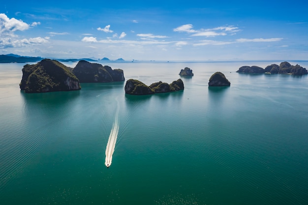Ilha de pedra calcária na vista aérea do mar