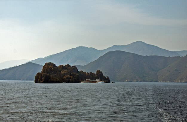 Ilha de pedras no Mar Egeu