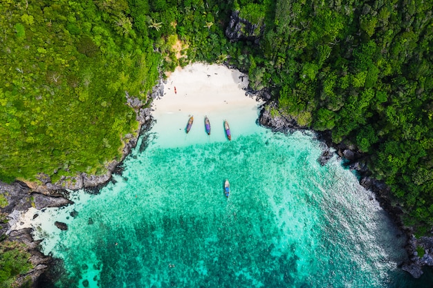 Ilha de Phi phi e alta temporada de barco turístico de mergulho na Tailândia vista aérea