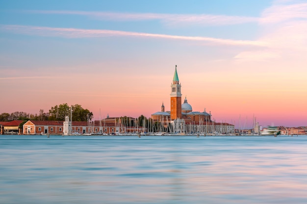 Ilha de san giorgio maggiore ao nascer do sol na lagoa de veneza itália