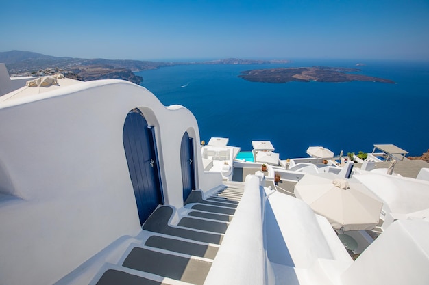 Ilha de Santorini Grécia. Fundo de férias de viagem romântica idílica inspiradora fundo azul porta mar céu