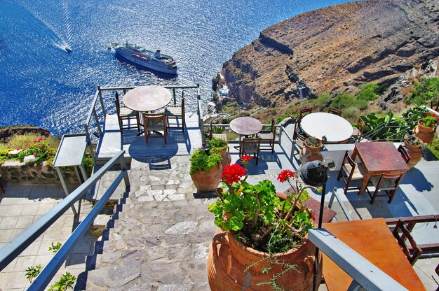 Ilha de Santorini. pequenos bares com vista para a caldeira. Viagem grécia