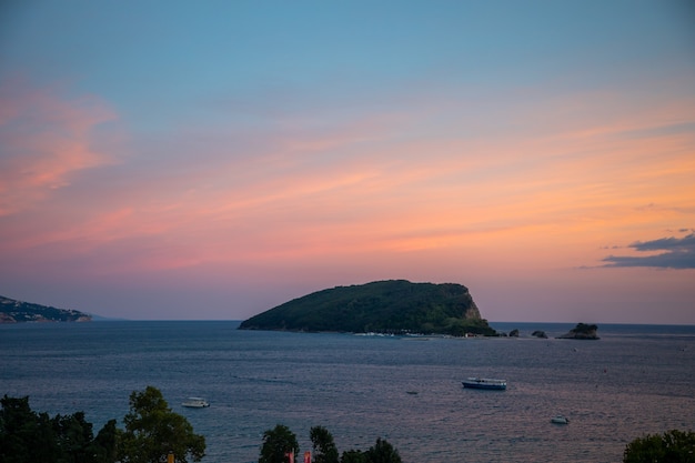 Ilha de São Nicolau ao nascer do sol ligths em budva montenegro