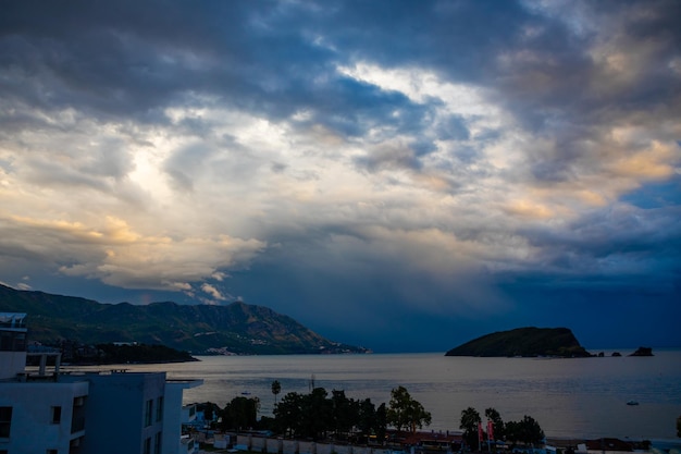 Ilha de São Nicolau ao nascer do sol ligths em budva montenegro