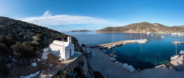 Ilha de Sifnos Platys gialos visão aérea de drone Grécia Cíclades