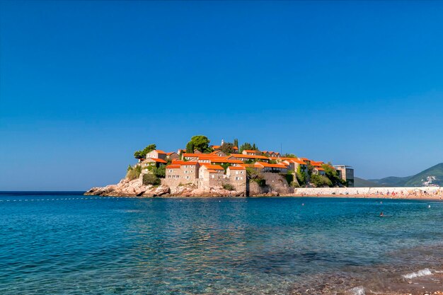 Ilha de Sveti Stefan perto de Budva, Montenegro