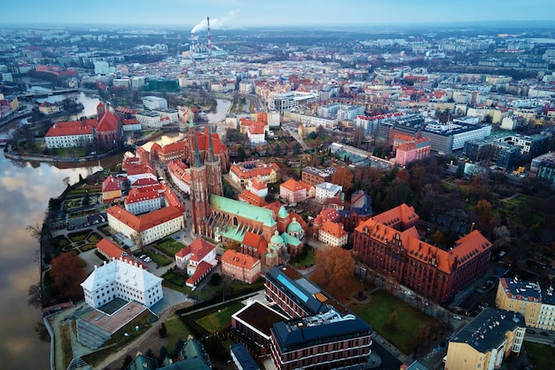 Ilha de Tumski e catedral de são joão batista em wroclaw vista aérea da cidade velha com historica