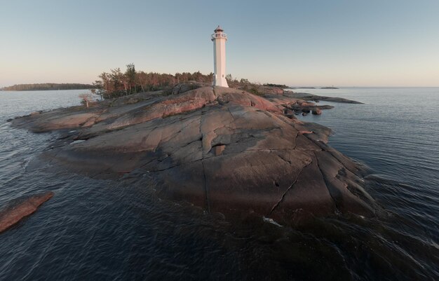 Ilha do farol no Golfo da Finlândia, vista aérea