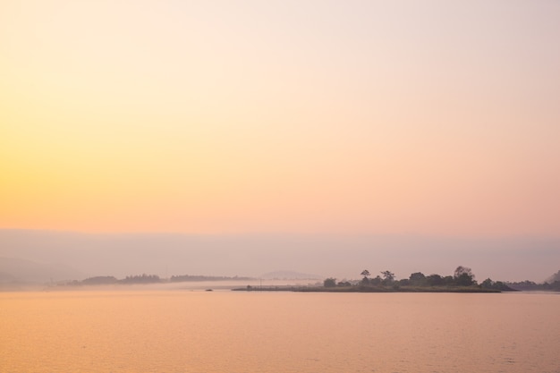 Ilha do lago pela manhã.