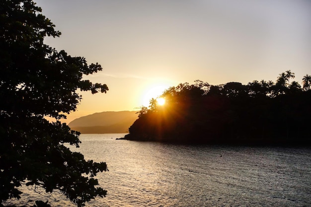 Ilha do paraíso silhueta no oceano ao anoitecer conceito de verão férias tropicais