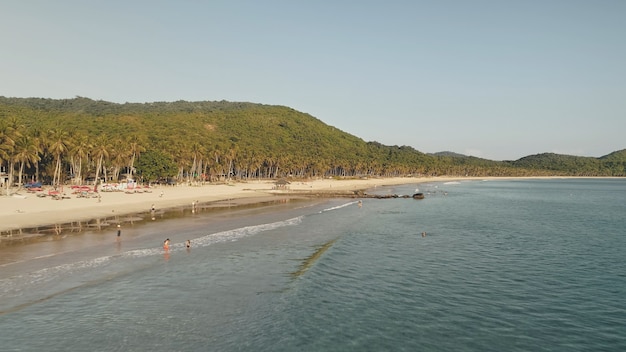 Ilha do paraíso tropical de El Nido, Filipinas, Ásia. Praia de areia na orla marítima com palmeiras