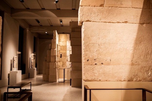 Foto ilha dos museus em berlim, alemanha, sala de exposições egípcia, ardósia egípcia