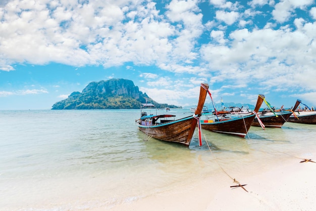 Ilha e barco longtail e a praia na ilhaKrabi Tailândia