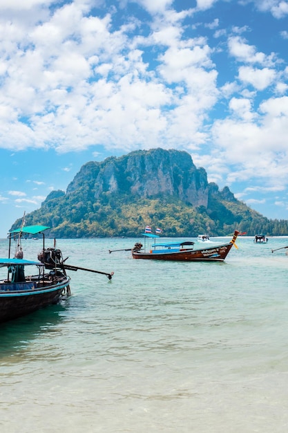 Ilha e barco longtail e a praia na ilhaKrabi Tailândia