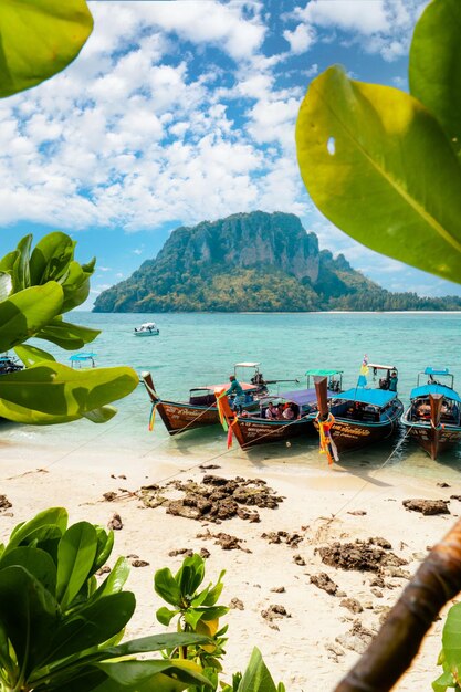Ilha e barco longtail e a praia na ilhaKrabi Tailândia