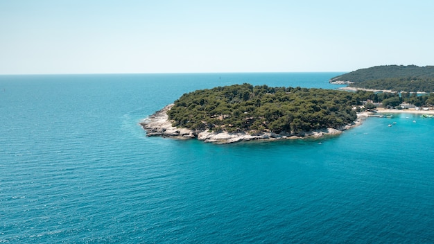 Ilha em forma de coração no mar Adriático da Croácia