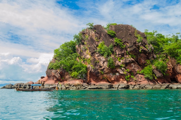 Ilha em krabi, tailândia com barco