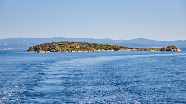 Ilha ensolarada e água azul