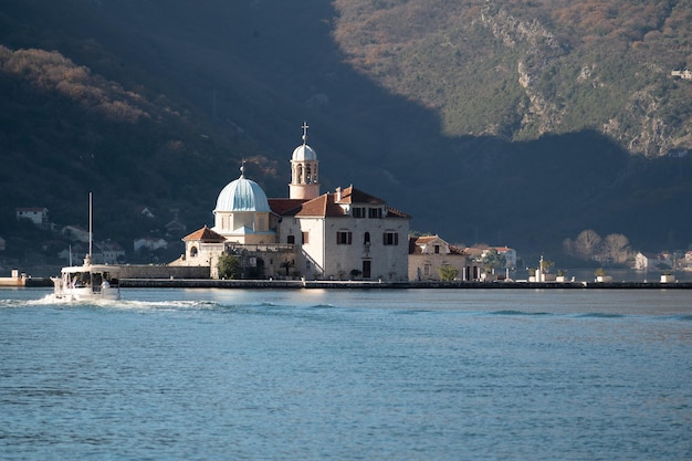 Ilha Gospa od Skrpjela na baía de Montenegro. Gospa de Skrpjela, Perast, Kotor Bay, Montegro. Igreja Nossa Senhora das Rochas na ilha na baía de Boka Kotor, Montenegro