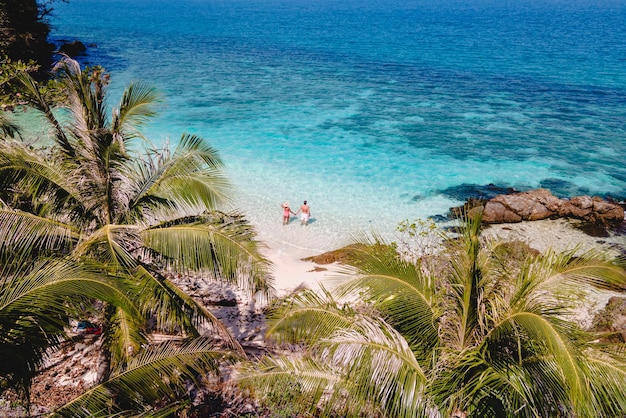 Ilha Koh Wai Tailândia Ilha tropical perto de Koh Chang casal de homens e mulheres na praia