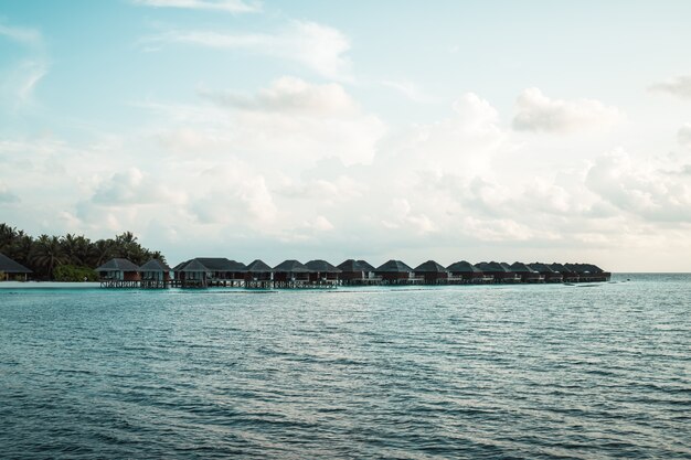 Ilha maldivas com oceano