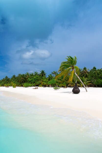 Ilha Maldivas com praia de areia branca e mar