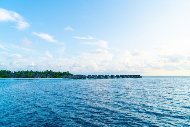 Ilha Maldivas com praia e oceano