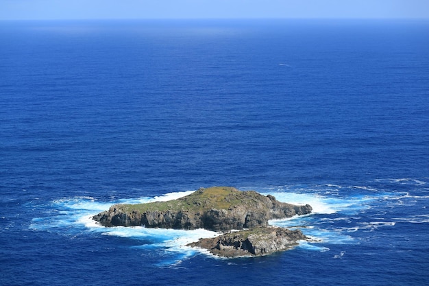 Ilha Motu Nui com a menor ilha Motu Iti vista da vila de Orongo na Ilha de Páscoa Chile