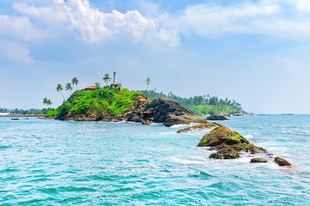 Ilha na paisagem azul água clara