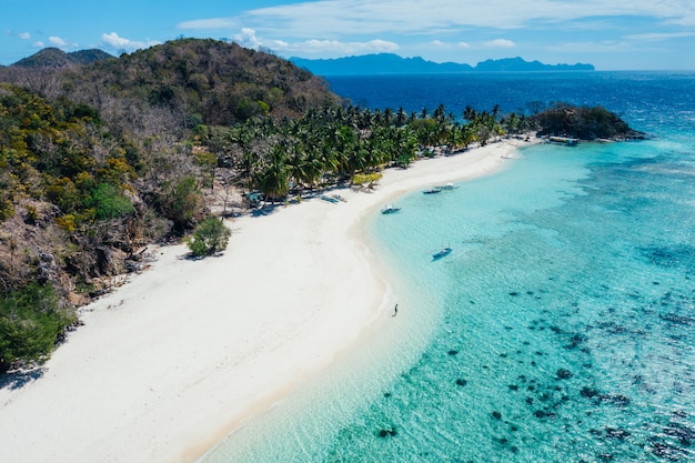 Ilha nas Filipinas, província de Malcapuya coron. Foto aérea do drone sobre férias, viagens e lugares tropicais