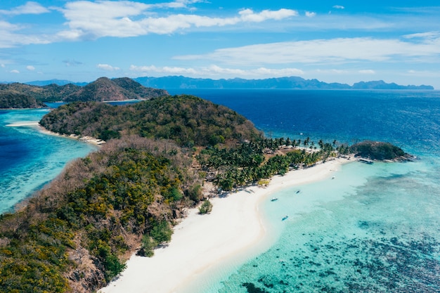 Ilha nas Filipinas, província de Malcapuya coron. Foto aérea do drone sobre férias, viagens e lugares tropicais