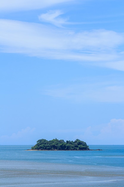 Ilha no meio do mar em um dia claro