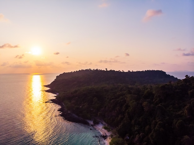 ilha paradisíaca com águas cristalinas