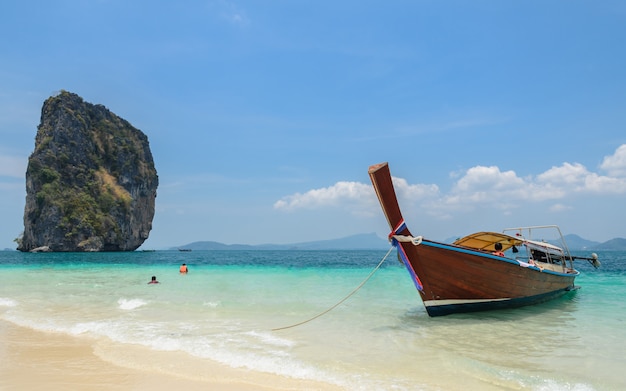 Ilha Poda, praia de areia branca com água do mar de andaman turquesa e táxi de barco de cauda longa na província de Krabi, Tailândia