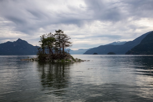 Ilha rochosa em Howe Sound com montanhas ao fundo