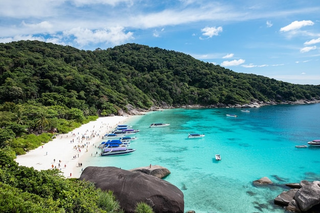 Ilha Similan com turistas viajando na praia no mar tropical