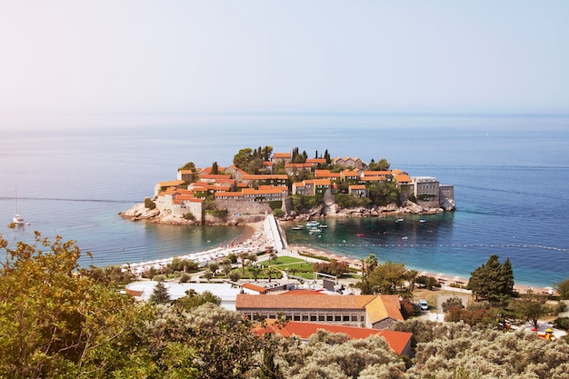 Ilha Sveti Stefan em um lindo dia de verão